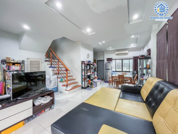 *****บ้านแฝดมือสองย่านนนทบุรี ม.เปี่ยมสุข ติวานนท์-ปากเกร็ด #หลังมุม เนื้อที่มากถึง 45.2 ตร.ว. ฟังก์ชัน 3 ห้องนอน 3 ห้องน้ำ 2 ที่จอดรถ มาพร้อมของแถมเพียบ! บนทำเลเดินทางสะดวก ใกล้รถไฟฟ้าสายสีชมพู "สถานีแจ้งวัฒนะ-ปากเกร็ด 28", โรบินสัน ศรีสมาน และทางด่วน "แจ้งวัฒนะ"